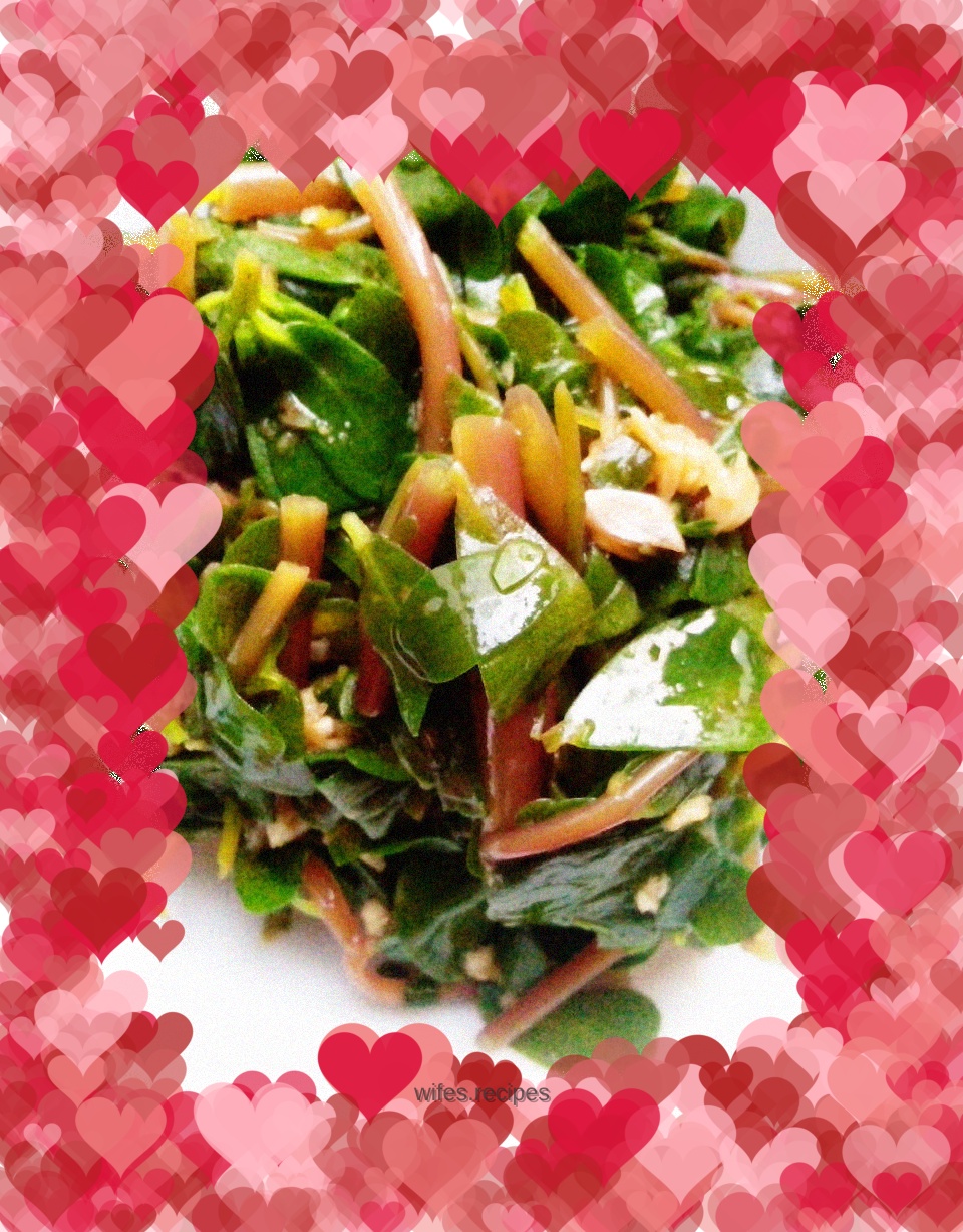 Garlic mixed with purslane