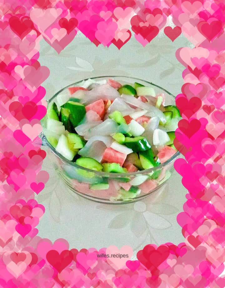 Elbow ham mixed with cucumber