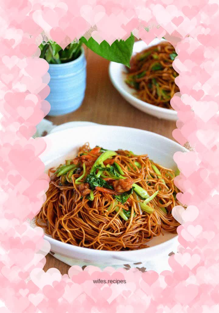 Fried noodles with shredded pork and vegetables