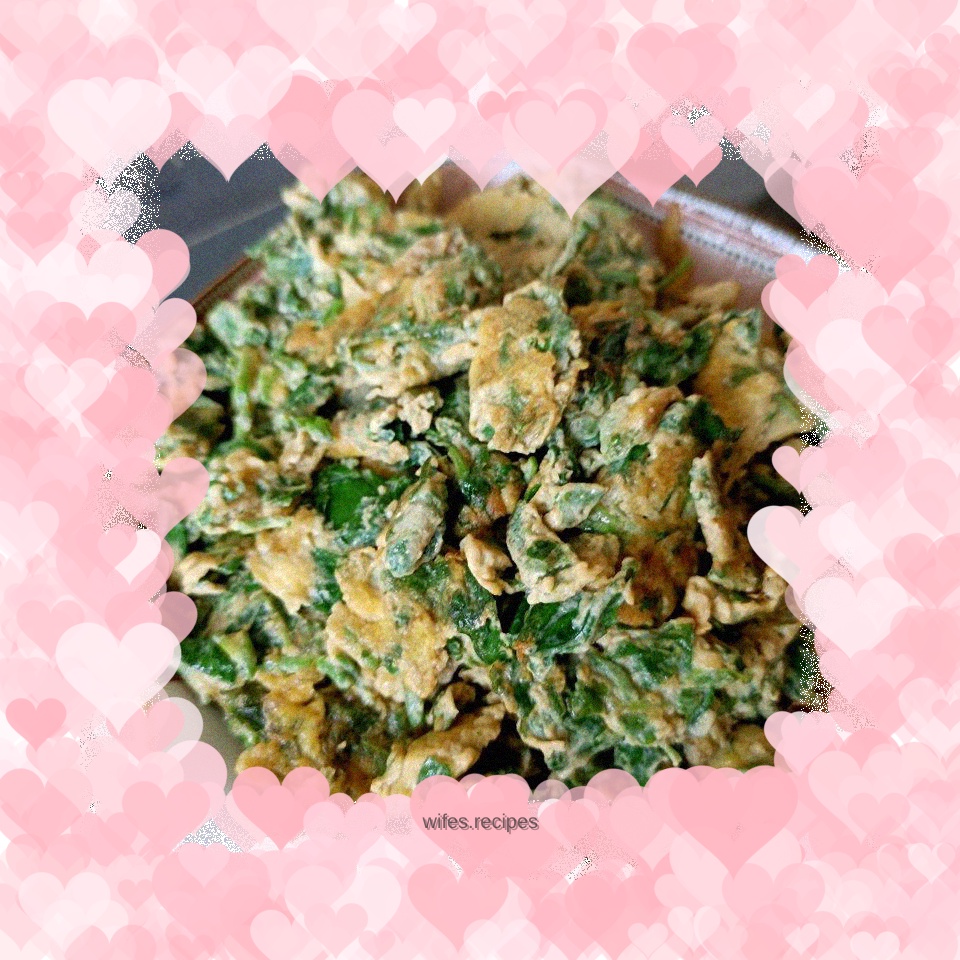 Fried eggs with mulberry leaves