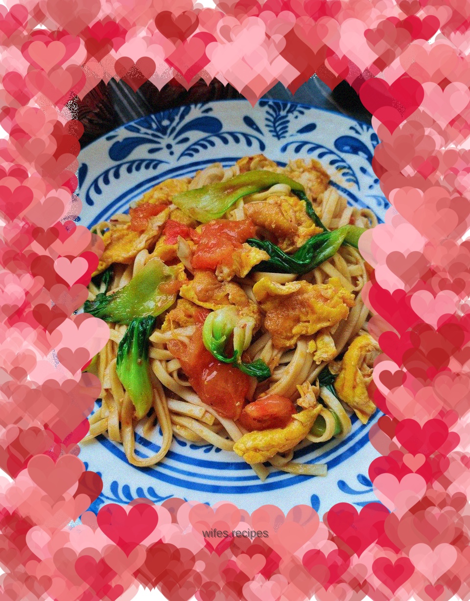 Fried noodles with tomatoes and eggs