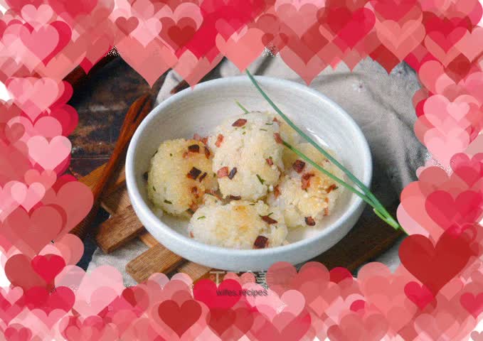 Pan-fried rice cakes with ham and chives