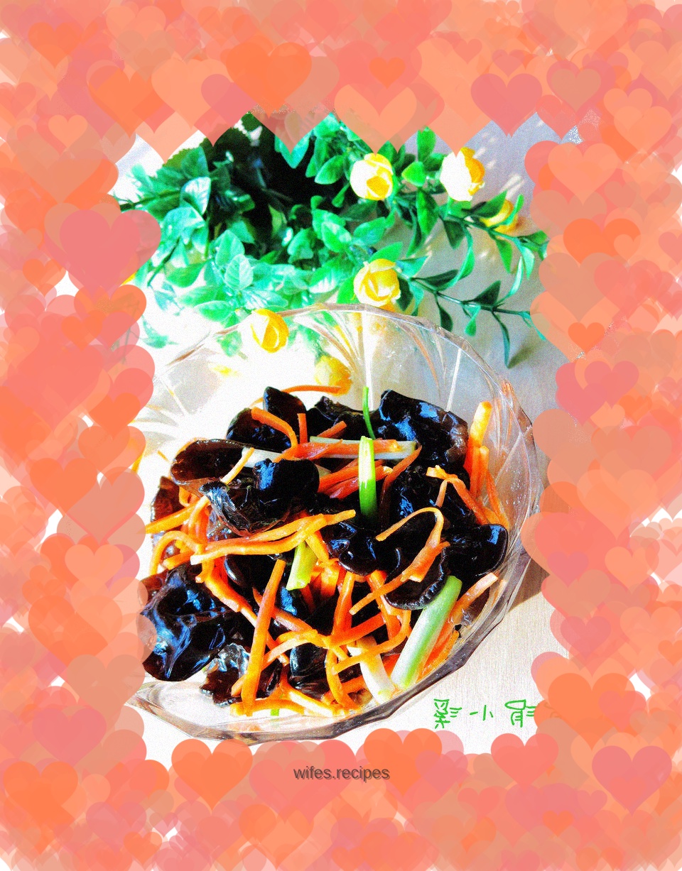 Shredded carrots mixed with black fungus