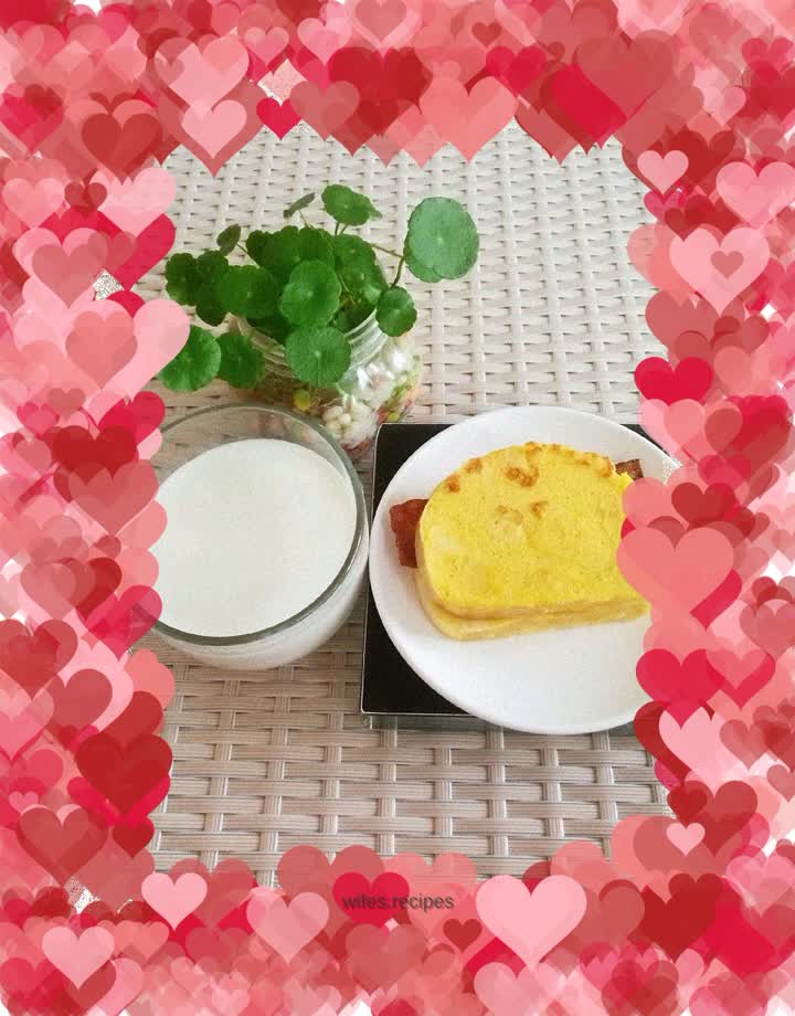 Egg-flavored steamed buns with bacon