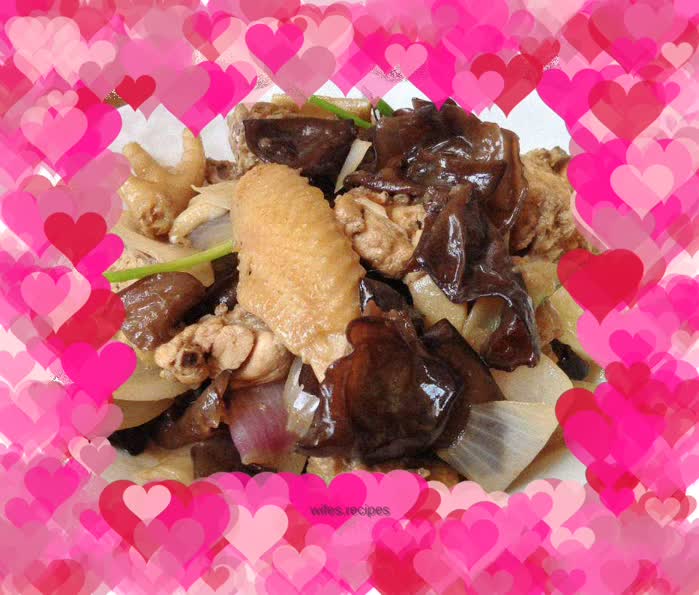 Fried chicken with onions and fungus