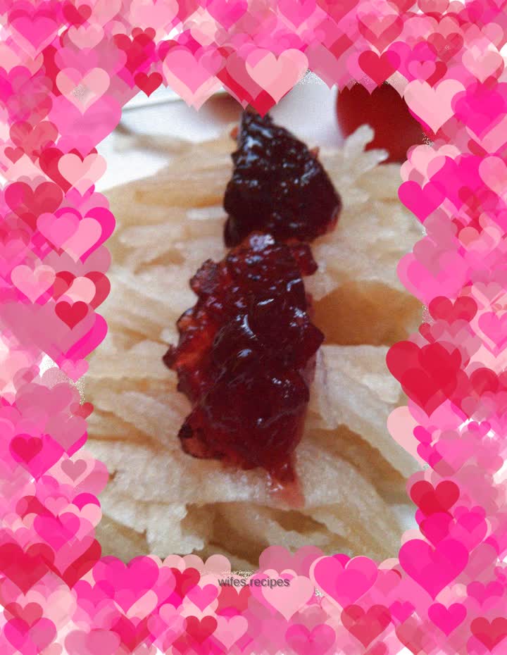 Shredded pear with blueberry jam