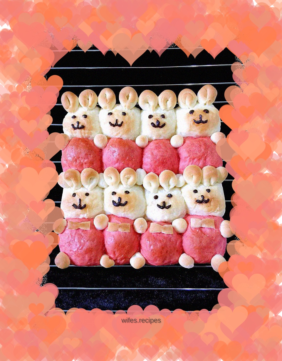 The little bear squeezes the bread