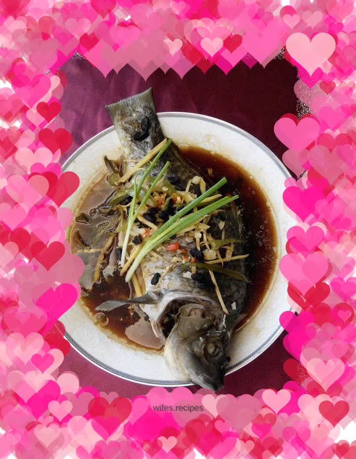 Steamed crucian carp with minced meat