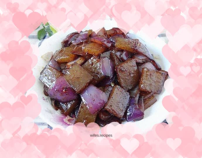 Fried pork skin with onions