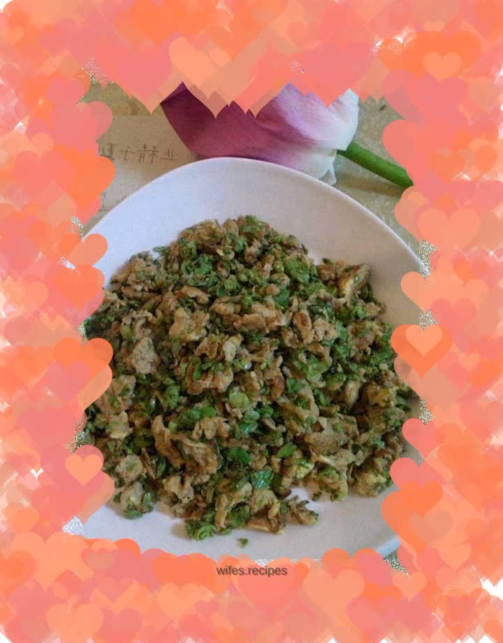 Scrambled eggs with lotus leaves