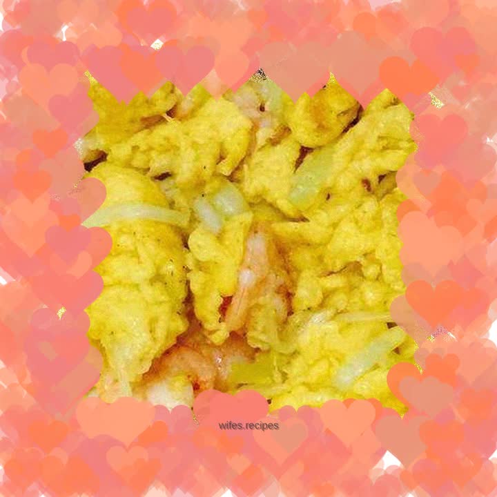 Scrambled eggs with fresh shrimps and chives