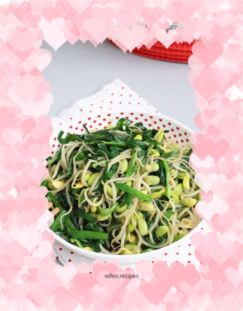 Stir-fried black bean sprouts with leeks