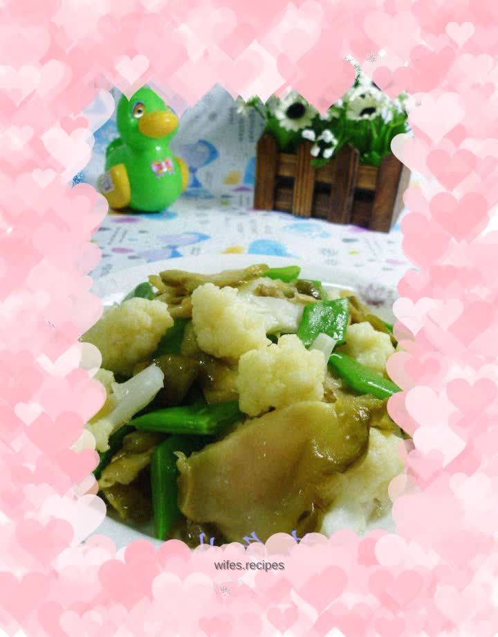 Stir-fried cauliflower with pickled mustard slices and green beans