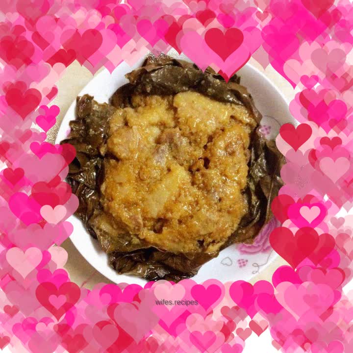 Steamed pork with lotus leaves