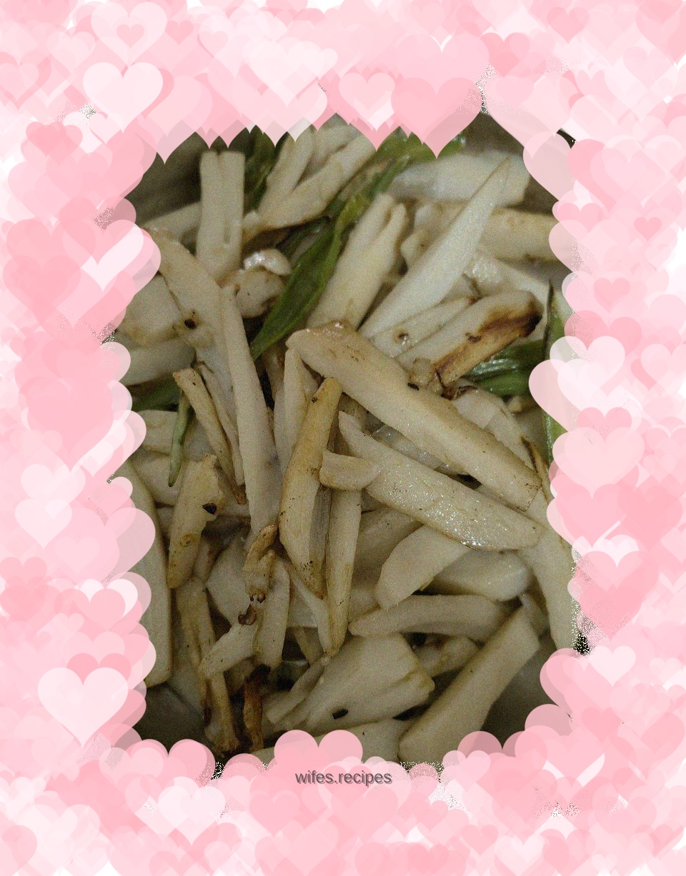 Fried lotus root strips with green pepper