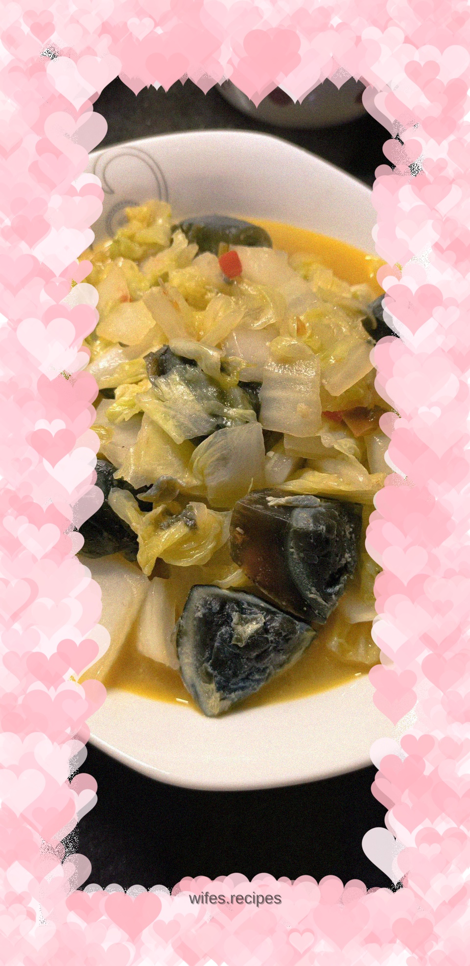 Stir-fried cabbage with chopped pepper skin and egg