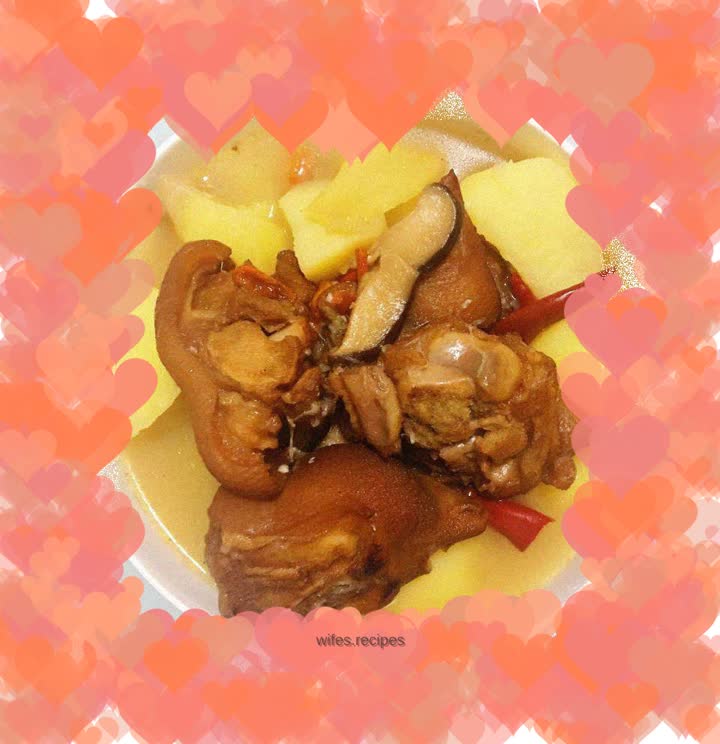 Pork trotters stewed with potatoes