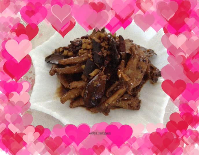 Sauce-flavored chicken feet