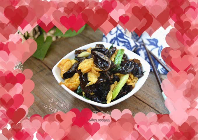 Fried eggs with fungus and garlic sprouts