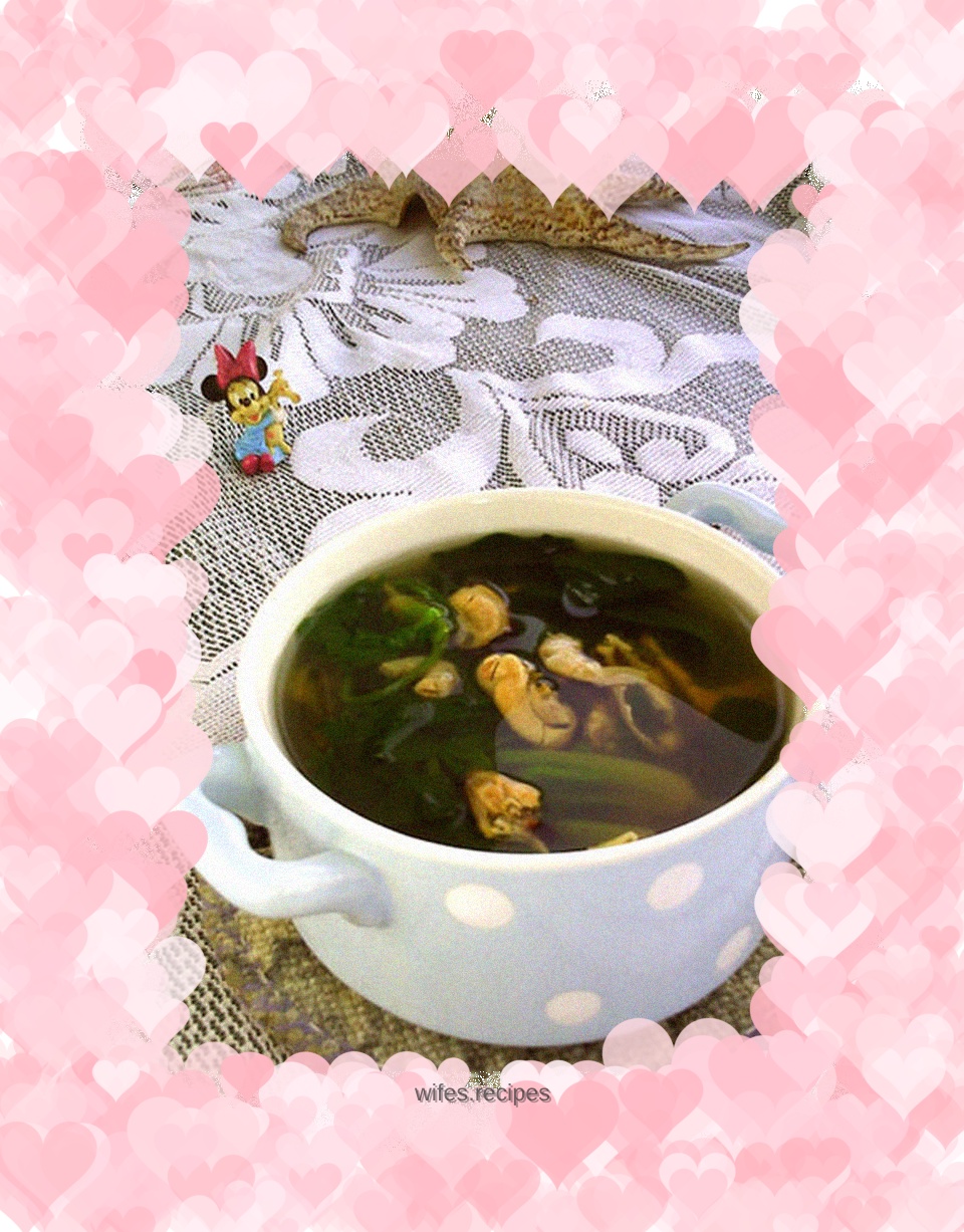 Green spinach and mussel soup