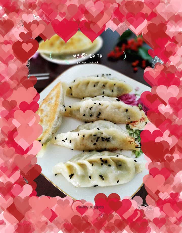 Chive vermicelli, fungus and meat pot stickers