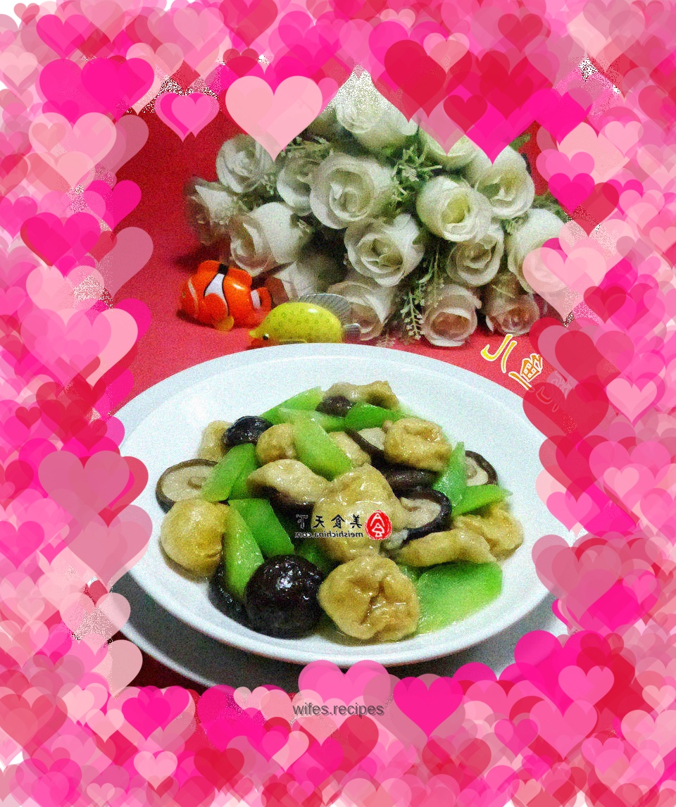 Stir-fried gluten with mushrooms, lettuce and oil