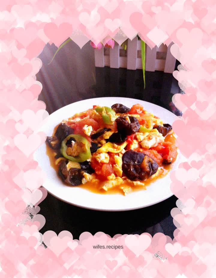 Scrambled eggs with tomatoes and fungus