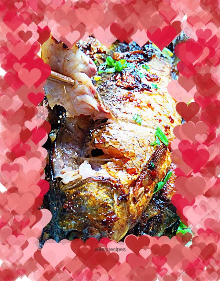 Pan-fried Xiaohe crucian carp