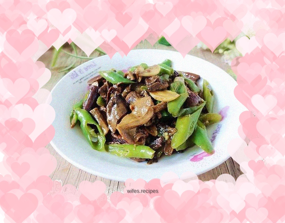 Stir-fried porcini mushrooms with green pepper