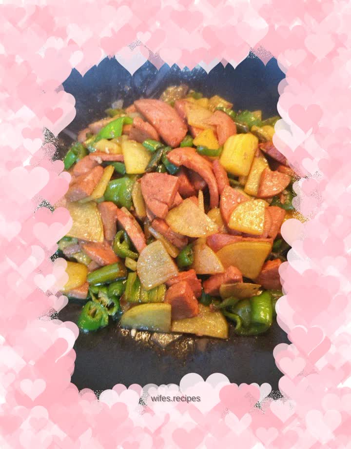 Stir-fried ham sausage with hot pepper and potato slices