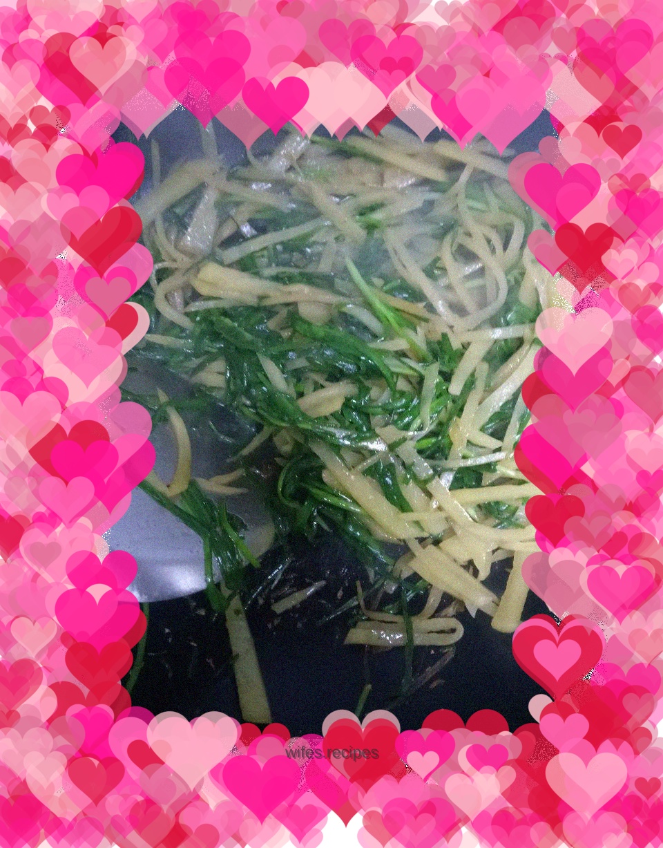 Stir-fried shredded potatoes with leeks