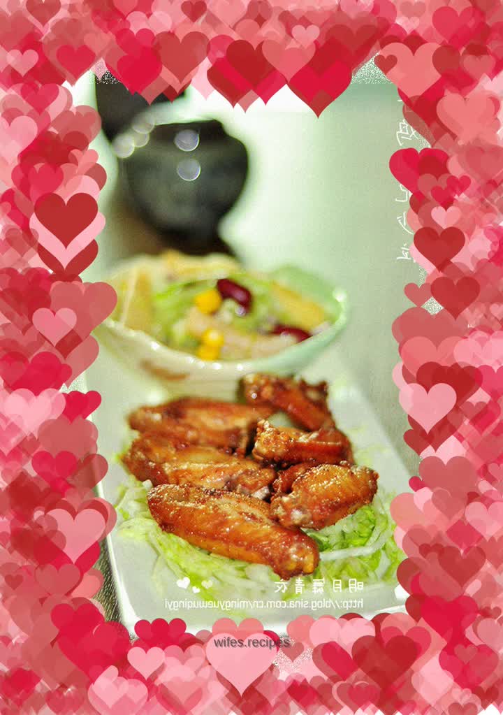 Garlic chicken wings with salad