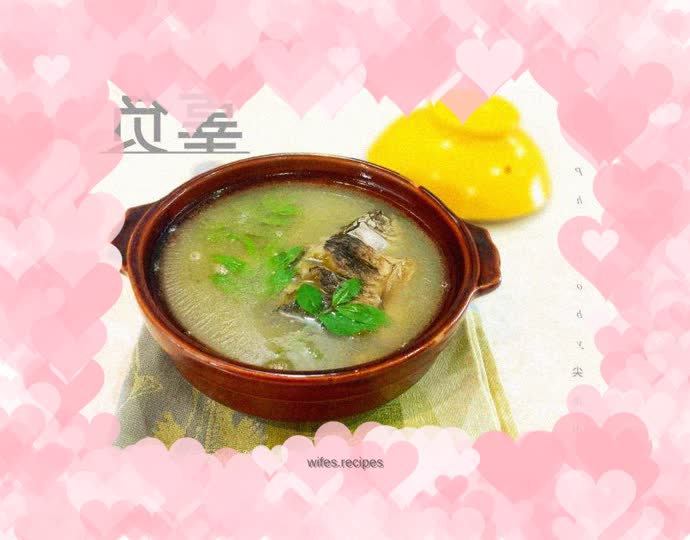 Braised crucian carp soup with pepper leaves