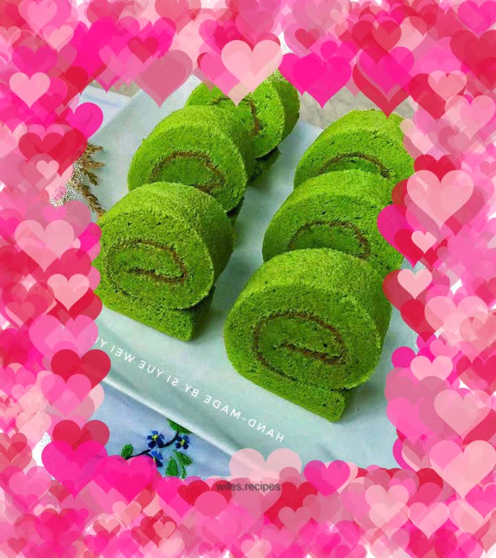 Spinach puree cake roll