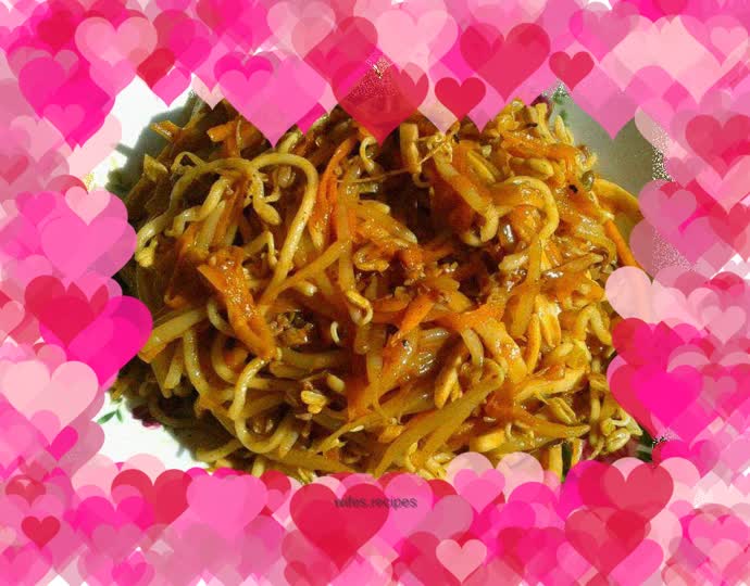 Fried noodles with bean sprouts