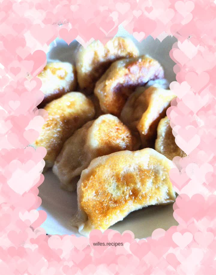 Fried dumplings with mutton, carrot and green onion