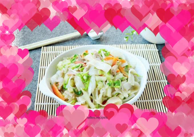 Fried rice noodles with shredded Chinese cabbage and pork
