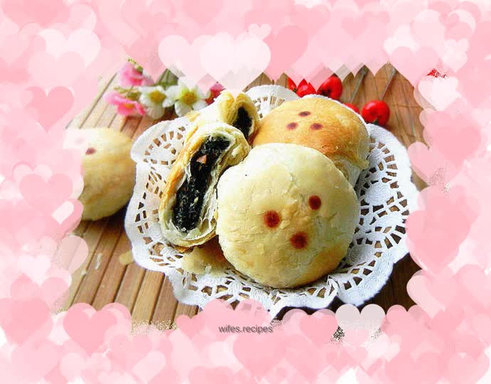 Su-style mooncakes with black sesame and peanut filling
