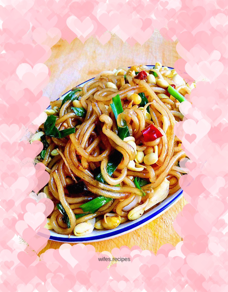 Fried vermicelli with soybean sprouts