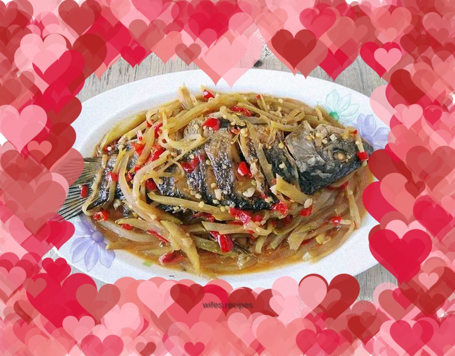 Fish with chopped pepper and pickled melon