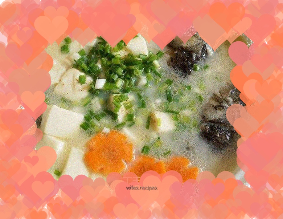 Milky white crucian carp tofu soup