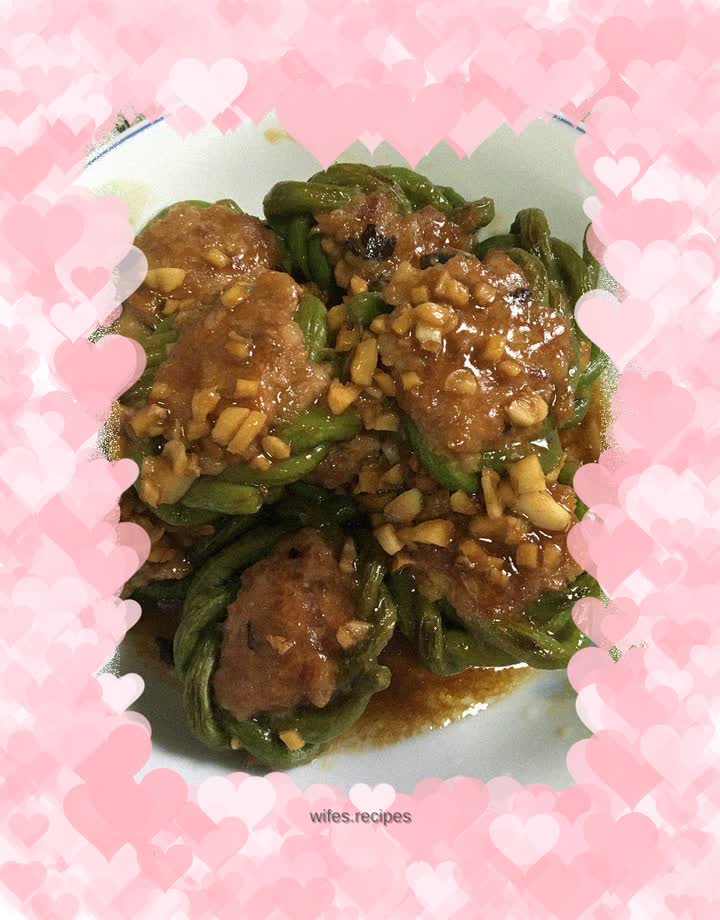 Cowpea rings stuffed with meat