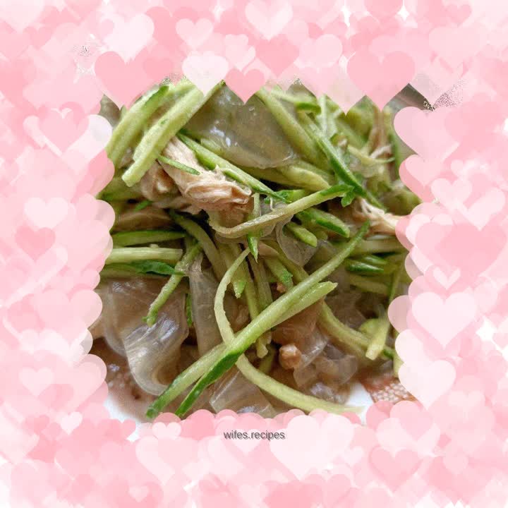 Chicken breast mixed with cucumber and vermicelli