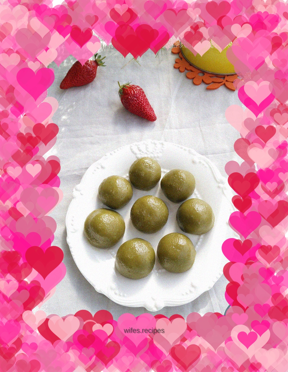 Green dumplings with egg yolk and meat floss