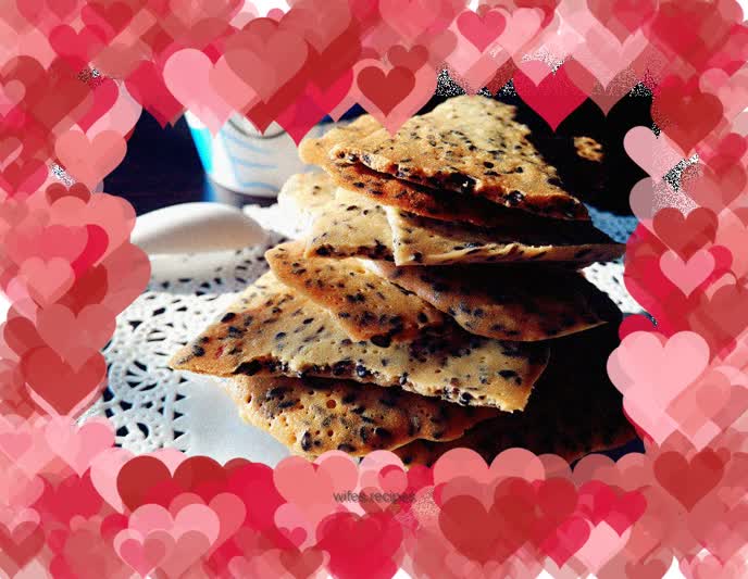 Black sesame crisps