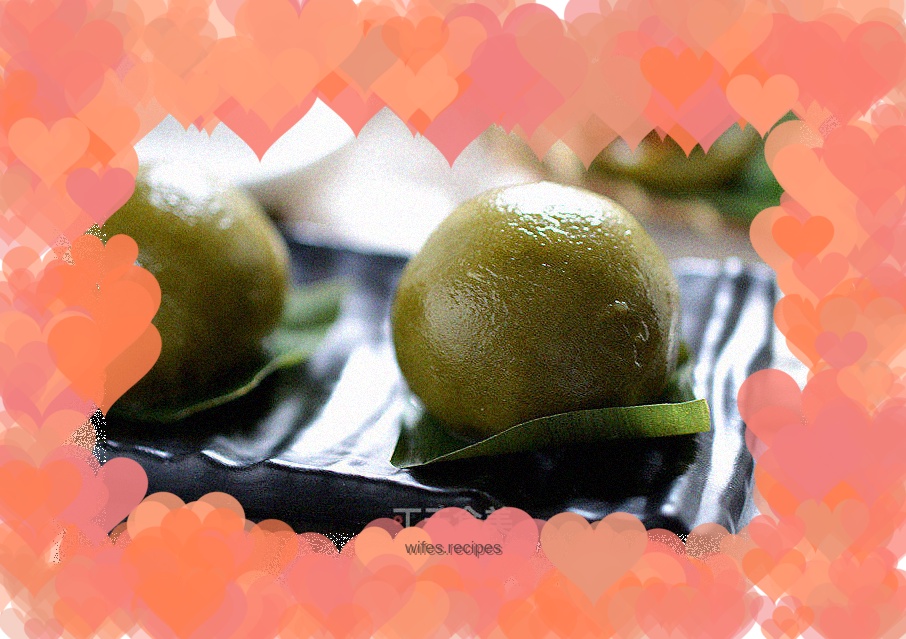 Green dumplings with meat and bamboo shoots in sauce