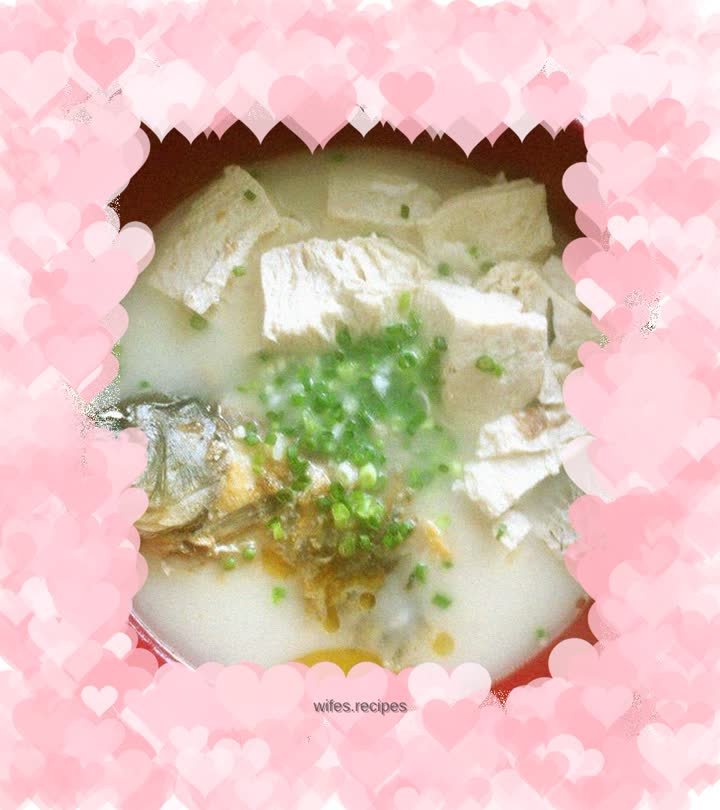 Crucian carp and tofu soup--summer nourishing soup