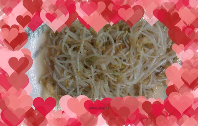 Stir-fried bean sprouts with garlic---my baby loves it! !