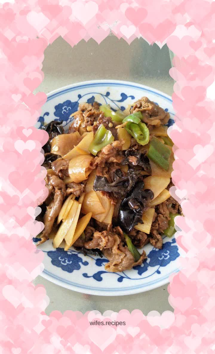Stir-fried pork slices with fungus and potatoes