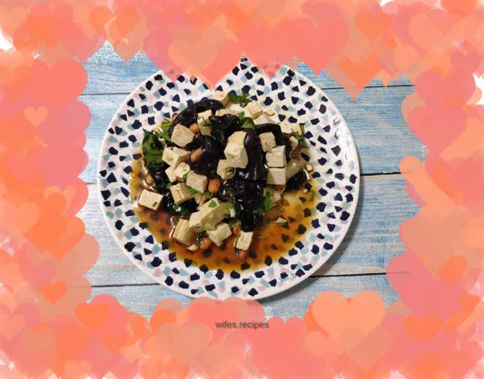 Fungus and peanuts mixed with tofu